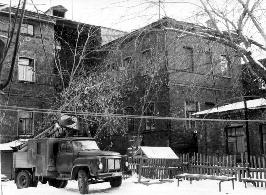 Вид на гостиницу и баню с северо-запада. Вид на гостиницу и баню с северо-запада.