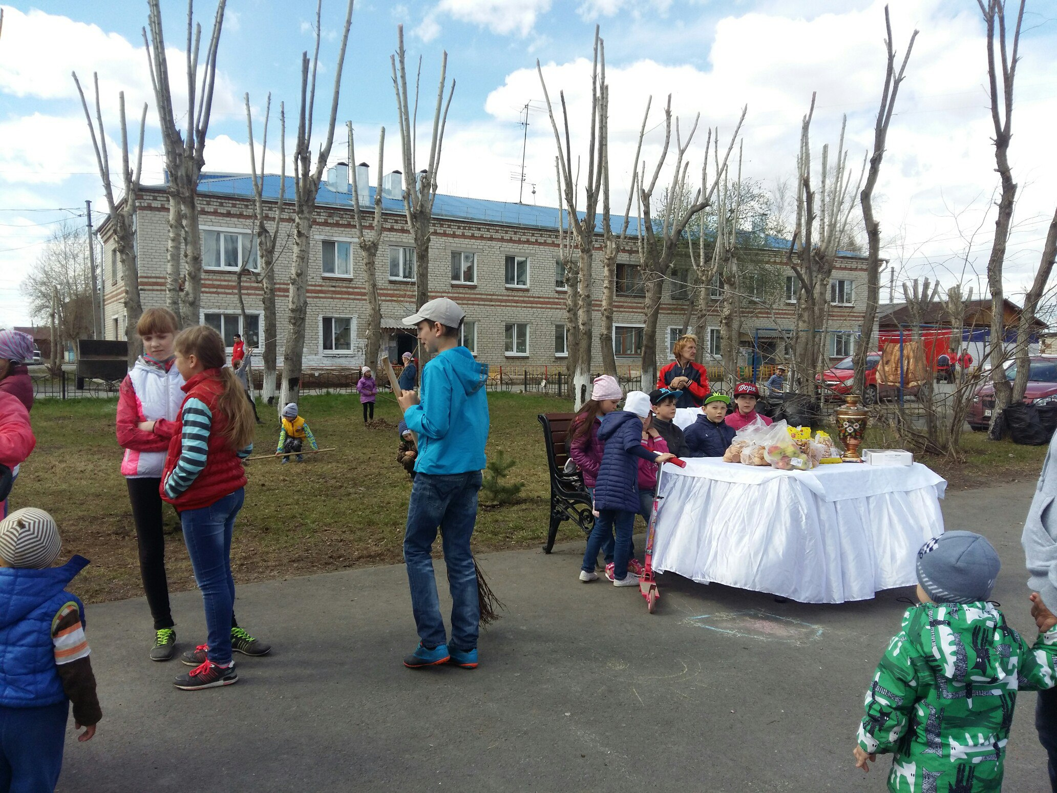Народу в районе Матмасы собралось много, жители накрыли стол, чтобы пить чай во время отдыха между работой. Народу в районе Матмасы собралось много, жители накрыли стол, чтобы пить чай во время отдыха между работой.
