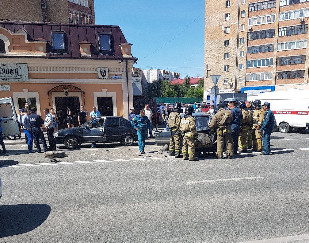 На месте ДТП работали сотрудники МЧС, скорая и ГИБДД На месте ДТП работали сотрудники МЧС, скорая и ГИБДД