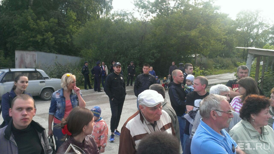К долгострою подтянулись полицейские.
К долгострою подтянулись полицейские.