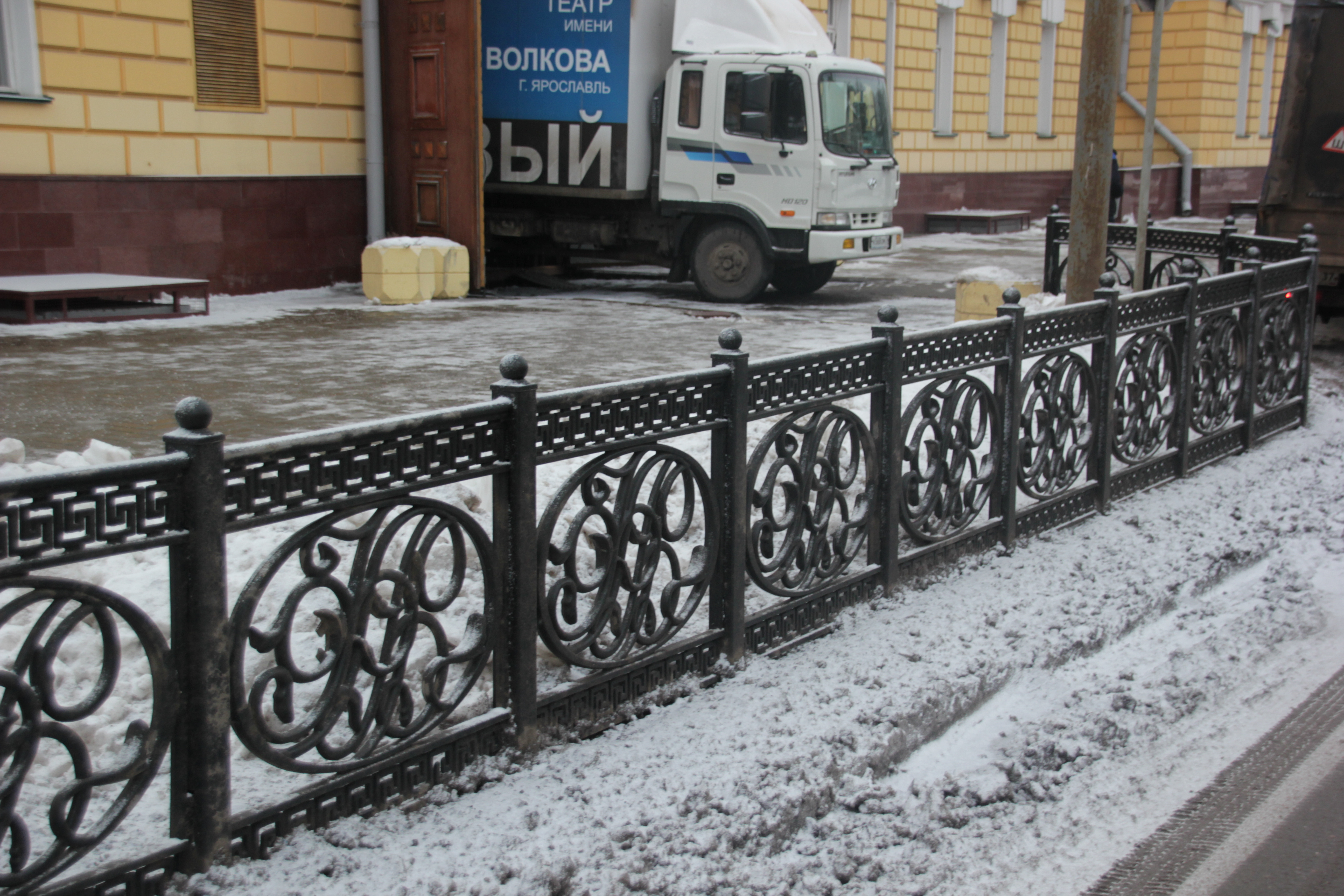 Ограды города. Чугунные ограждения. Ограды Ярославль ограды Ярославль. Ограждение на бульварах. Ограда вокруг театра.