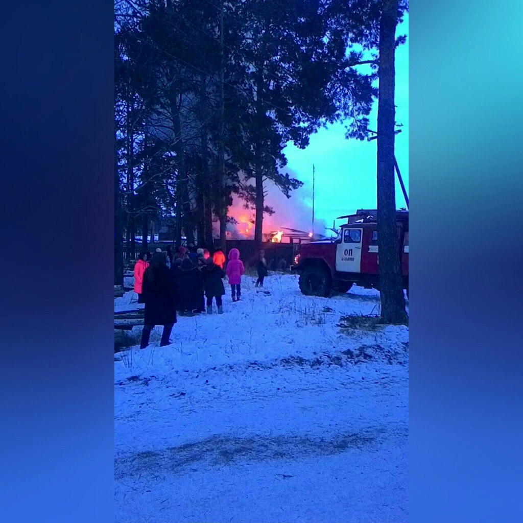 Огонь вспыхнул, по сообщению очевидцев, в районе шести часов вечера Огонь вспыхнул, по сообщению очевидцев, в районе шести часов вечера