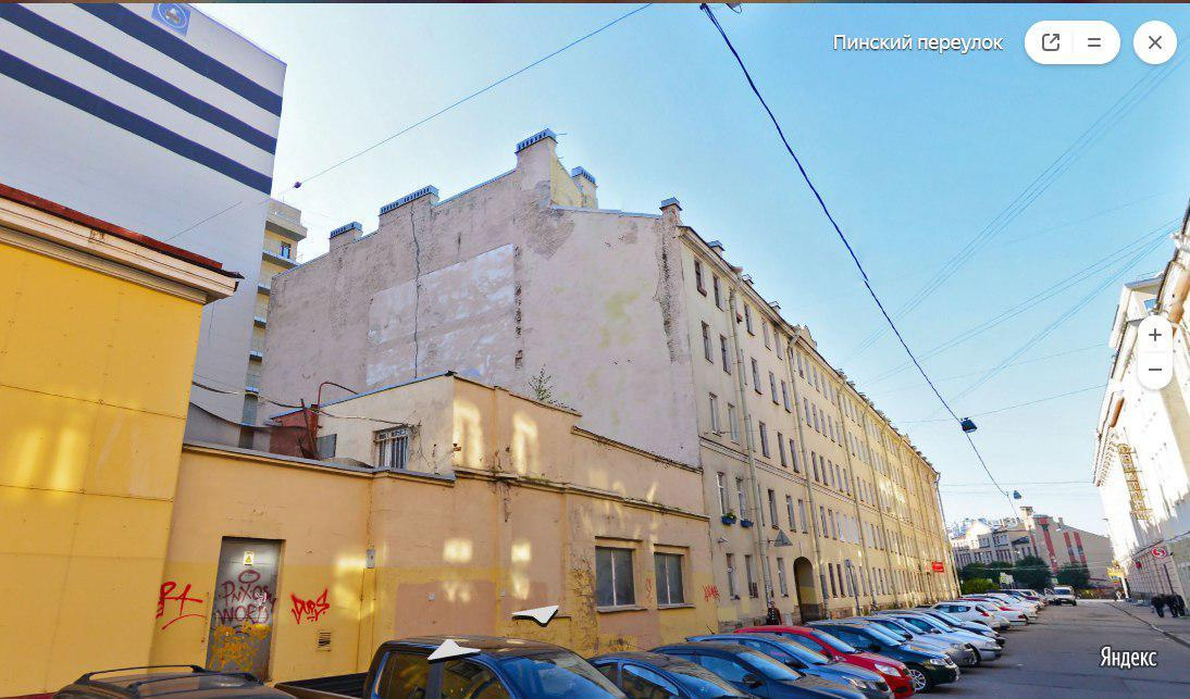Пинский переулок, 4, трещина на брандмауэре с крыши до основания дома видна даже на Яндекс-панорамах