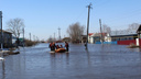«Людей перевозят на лодке»: в Нижнем Санчелеево начала уходить вода