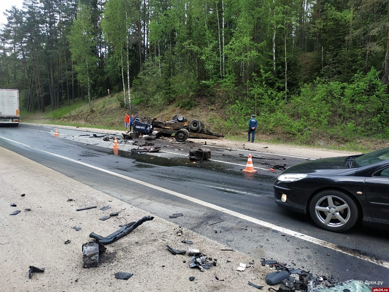 Петербуржец погиб в Псковской области. Регистратор снял, как Land Rover  переворачивает эвакуатор - 24 мая 2019 - ФОНТАНКА.ру