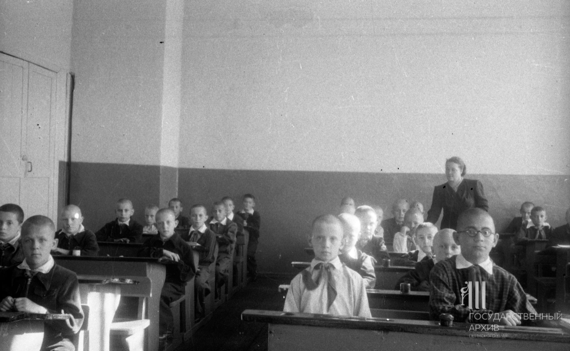 Начало учебного года в одной из средних школ Перми, 1953 год Начало учебного года в одной из средних школ Перми, 1953 год
