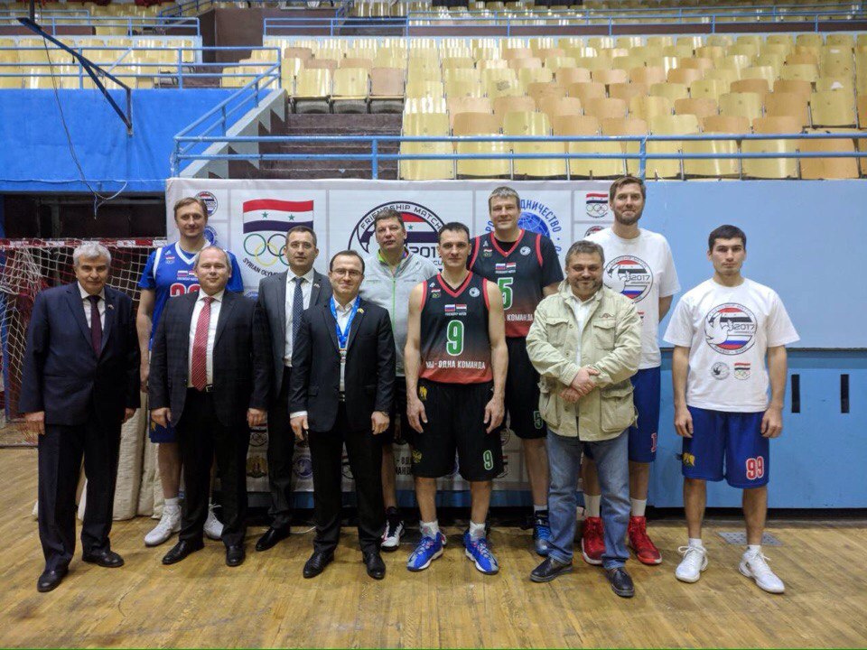 Российские спортсмены вместе со своей делегацией