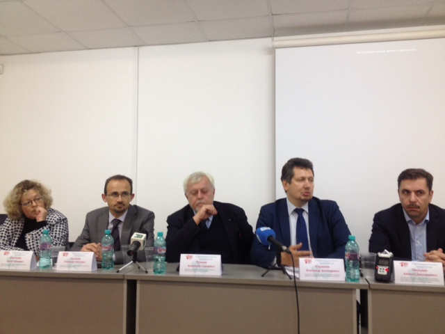 Московский специалист Владимир Сальников (второй слева) считает, что ВСМ может навредить Челябинску