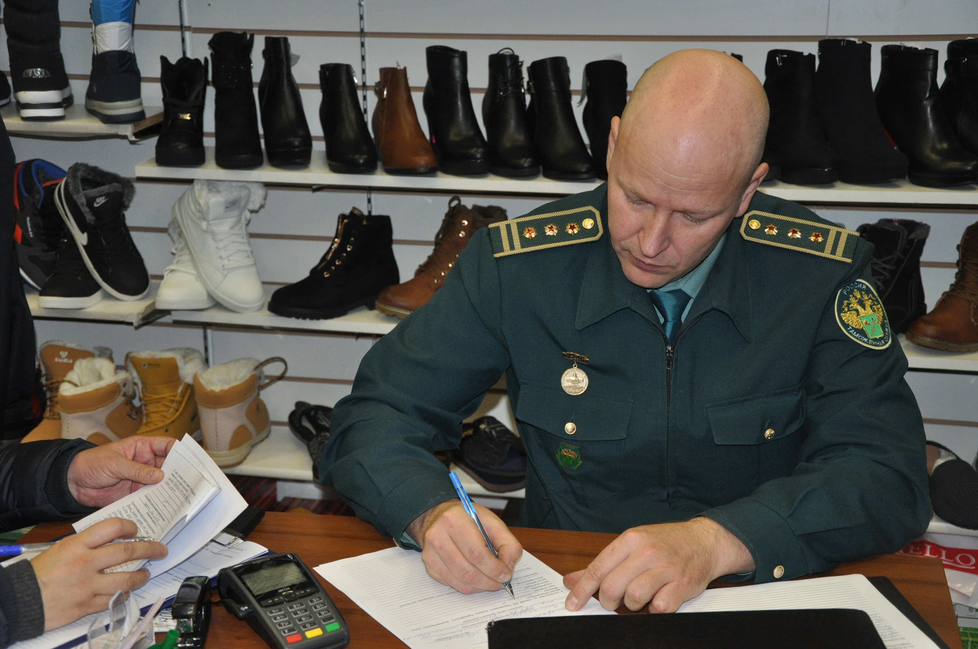 Владимир Синица служит в в Архангельской таможне 25 лет, из них 14 — в отделе контроля после выпуска товаров