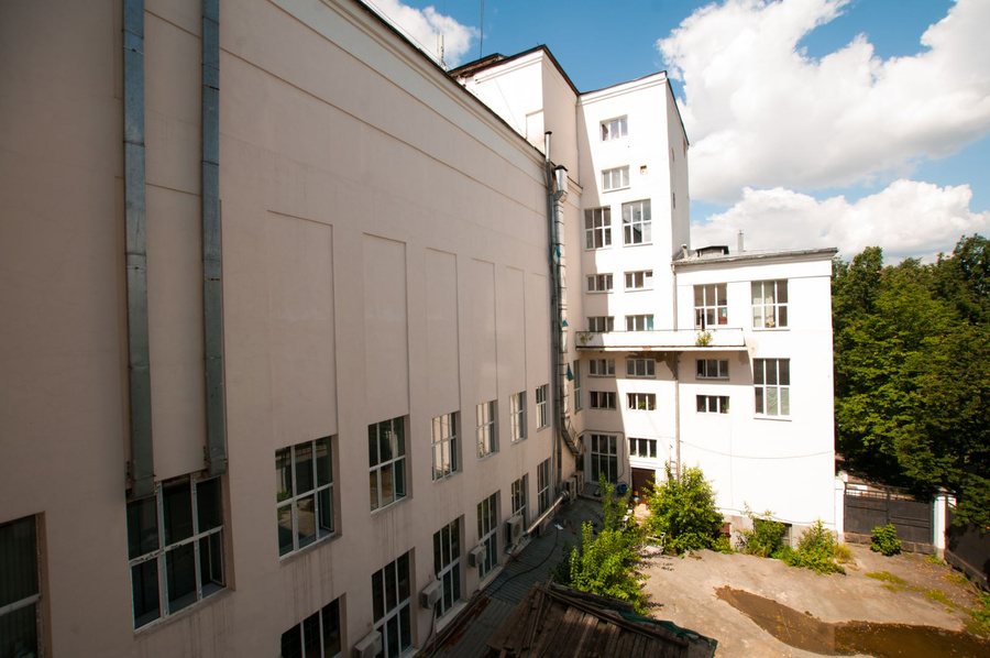В корпусах клуба находилась большая столовая, где питался весь городок чекистов В корпусах клуба находилась большая столовая, где питался весь городок чекистов