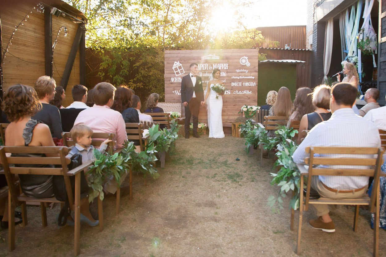 Фуршетную свадьбу в дачном стиле развернули на лужайке челябинского ресторана