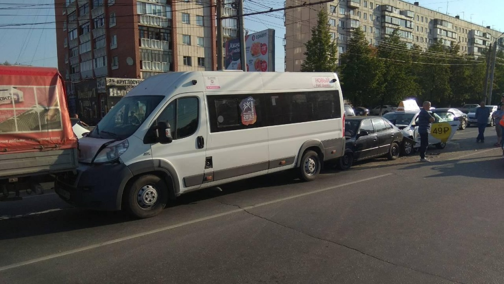 ДТП по цепочке на Комсомольском проспекте ДТП по цепочке на Комсомольском проспекте