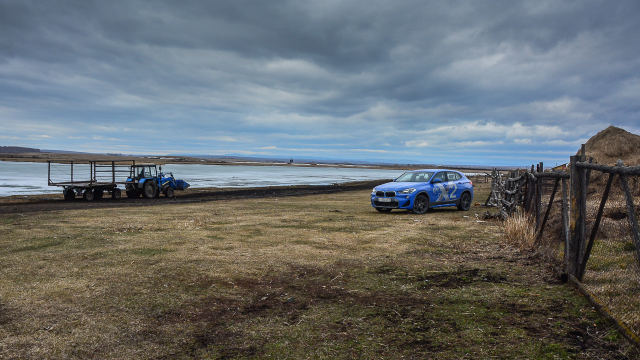 На BMW X2 вполне можно заехать в глухую деревню. Главное, чтобы по пути обратно не начался ливень