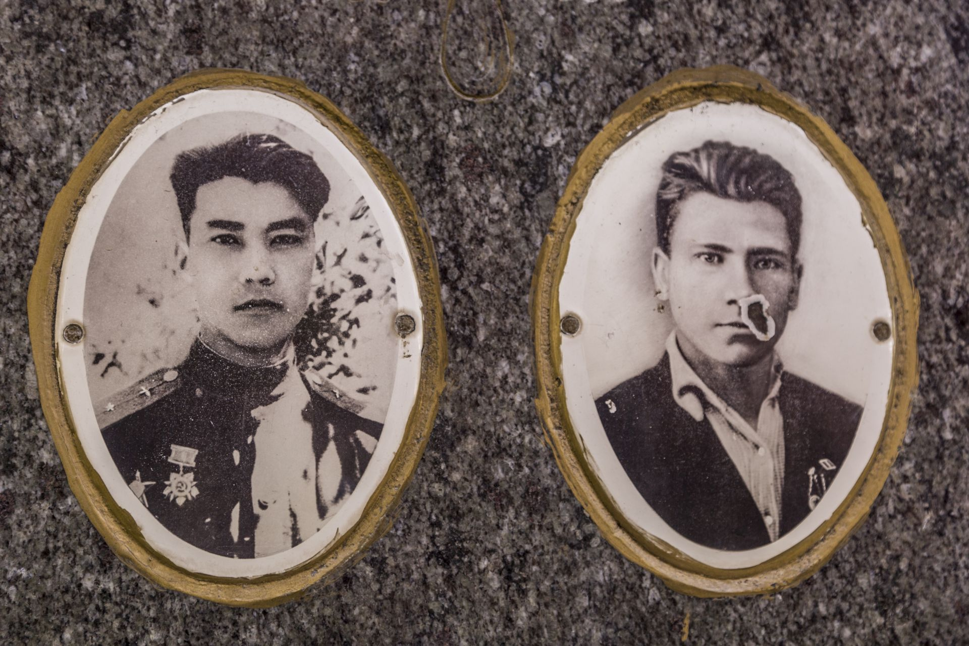 Слева - погибший в Дахау летчик Махамат Амантаев
