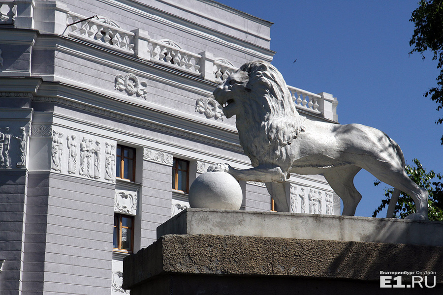 Лев в екатеринбурге. Екатеринбург львы оперного театра. Скульптуры на оперном театре Екатеринбург. Статуя Льва в Екатеринбурге. Оперный театр Екатеринбург Лев статуя.