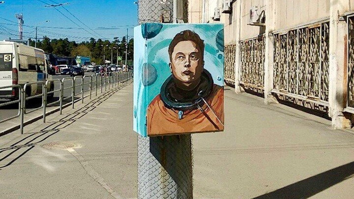 Портрет Илона Маска на будке возле ЮУрГУ  рассорил челябинцев