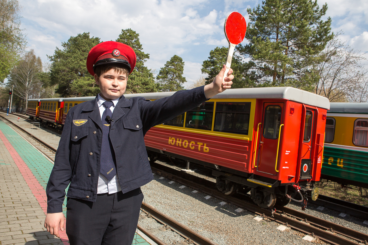 Челябинская ДЖД включает пять станций, на каждой из которых дети встречают и провожают поезда