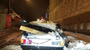 В Новочеркасске упавший с крыши дома снег превратил «девятку» в металлолом