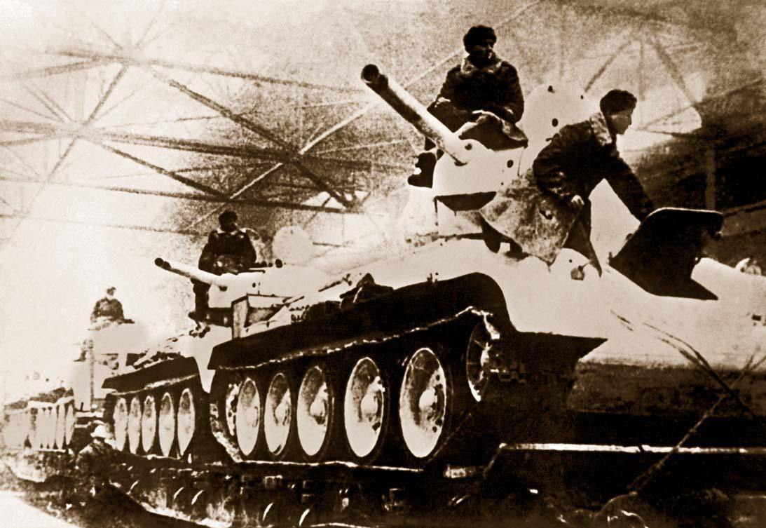 Танки Т-34 перед отправкой на фронт