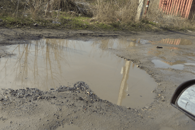 Дорога пролегла. Каскадная дорога. Энергетические ямы в городе Ростове-на-Дону. Видео дорога Ростова на Дону сегодня на улице Орская сейчас. Видео дорога Ростова на Дону сегодня на улице Орская.