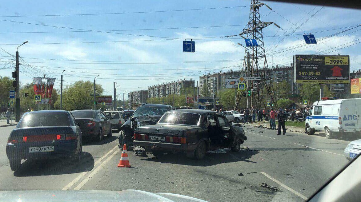 Жуткая авария произошла утром в воскресенье на перекрёстке Комарова и Салютной Жуткая авария произошла утром в воскресенье на перекрёстке Комарова и Салютной