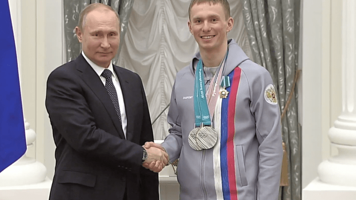 Владимир Путин наградил в Кремле тюменских лыжников Большунова и Спицова