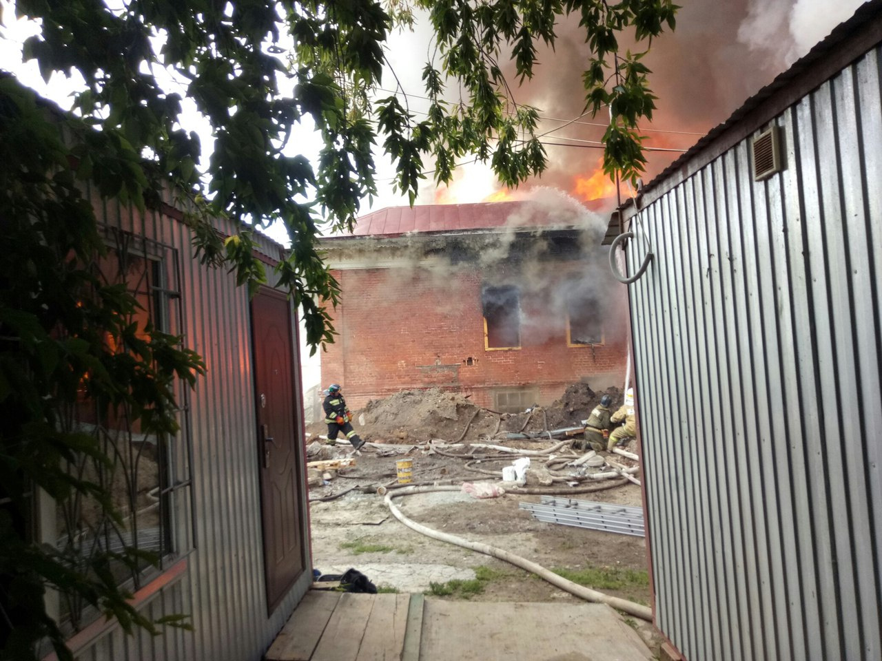 У здания обвалилась кровля У здания обвалилась кровля
