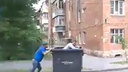 Двое ростовчан превратили мусорный бак в аттракцион на колесах