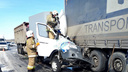«Нырнул» под грузовик: в Самарской области на трассе М-5 столкнулись две фуры и «Газель»