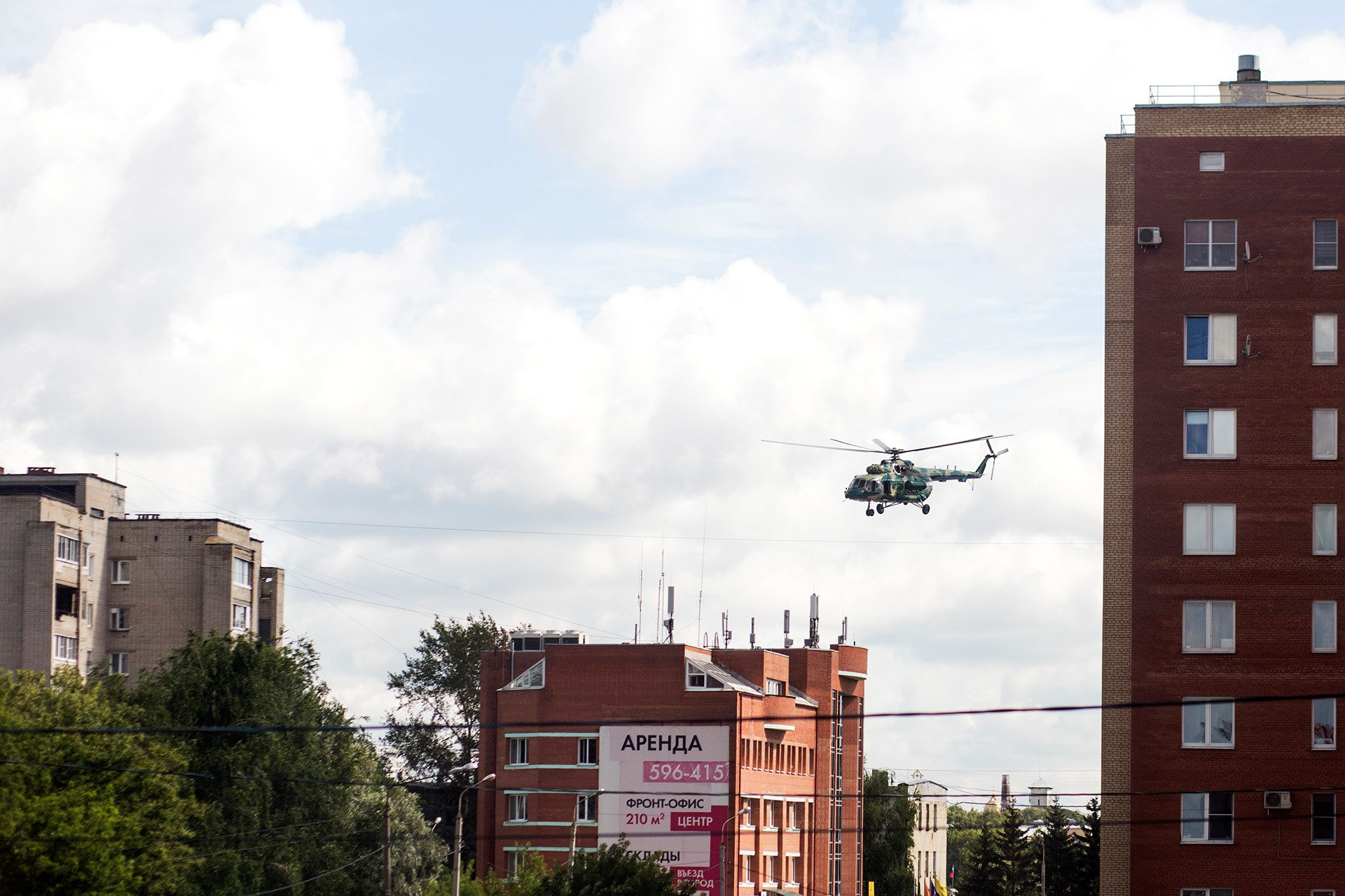 Дроны над ярославлем сегодня. С вертолёта Ярославль. Вертолет над домом. Военный вертолет над Ярославлем. Дом вертолет.
