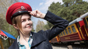 «Как на новом велике погонять»: корреспондент 74.ru поработала машинистом на детской железной дороге