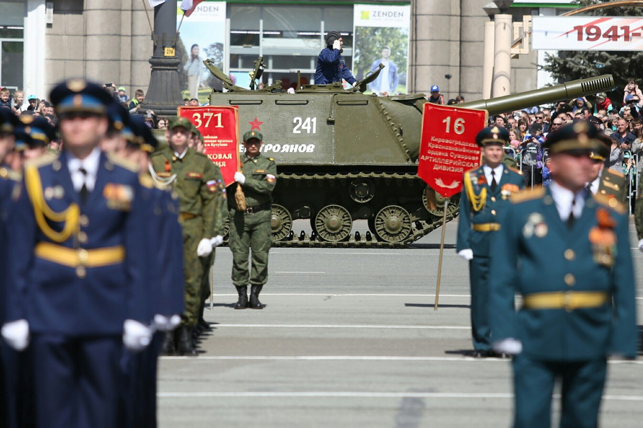Колонну боевых колесных и гусеничных машин возглавили танки Т-34, ИС-3 и артсамоход ИСУ-152