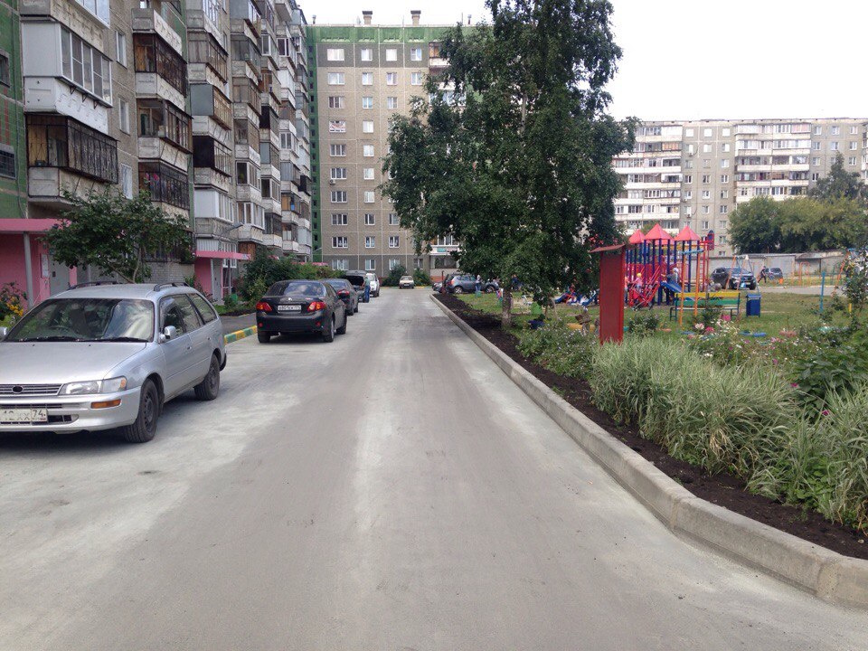 Во дворе по улице Захаренко, 9а завершились работы по асфальтированию проездов внутри двора