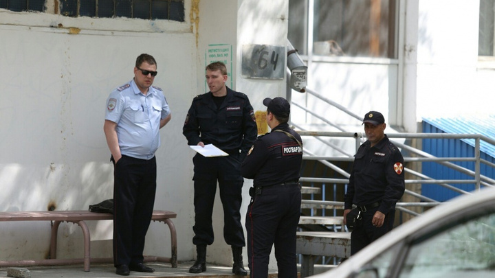 В центре Челябинска с балкона высотки выпала женщина