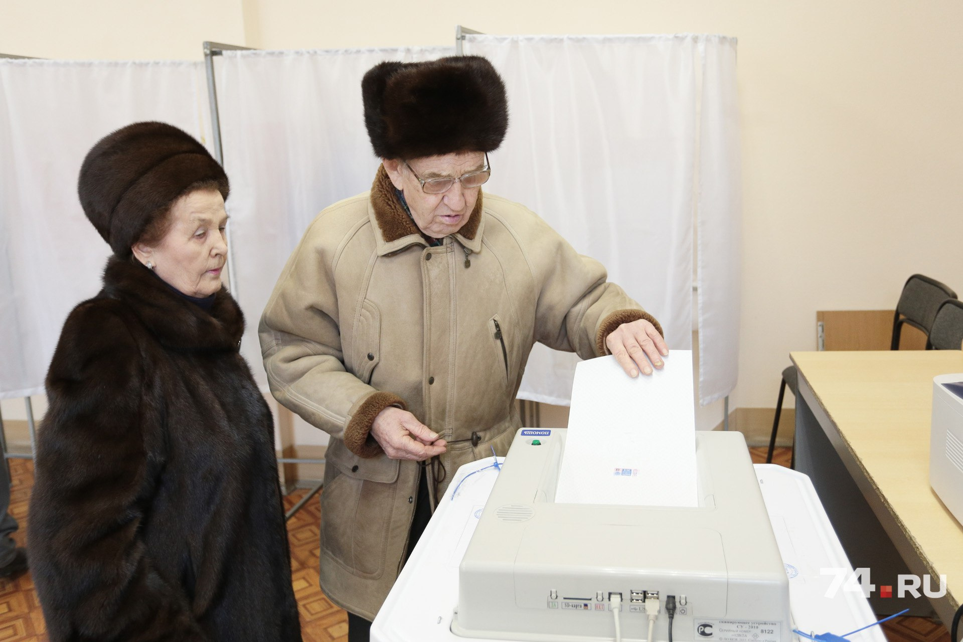 Как правильно опустить бюллетень в КОИБ, пожилому избирателю подсказала жена Как правильно опустить бюллетень в КОИБ, пожилому избирателю подсказала жена