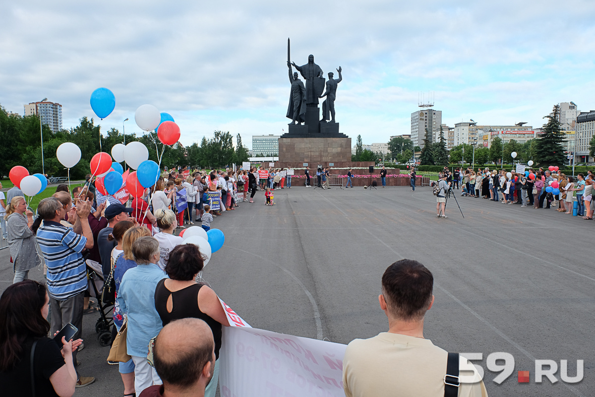 Сейчас на площади около двух сотен человек. Прошлый митинг собрал вдвое больше Сейчас на площади около двух сотен человек. Прошлый митинг собрал вдвое больше