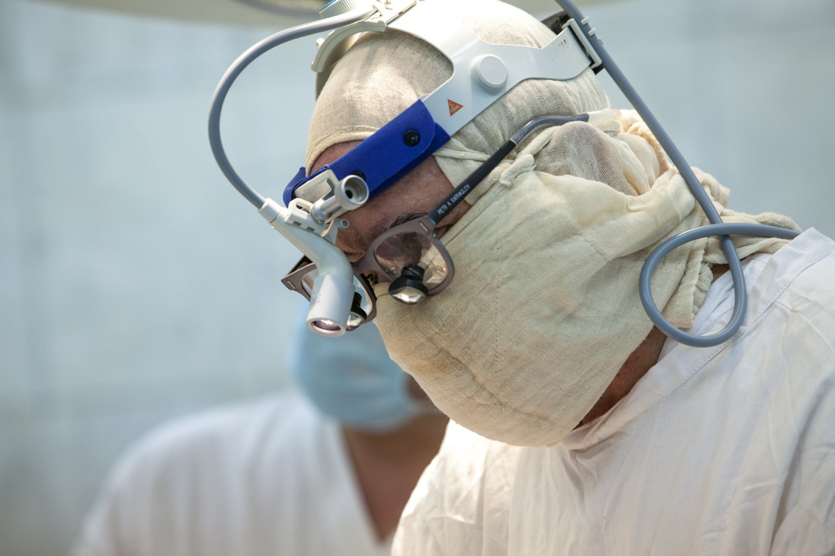 Увеличивая операционное поле, оптика помогает хирургу разглядеть даже самые мелкие структуры организма