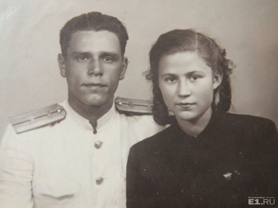 Это первая совместная фотография Тамары Петровны и Эдуарда Митрофановича. Молодой человек на фото только-только окончил железнодорожное училище. Это первая совместная фотография Тамары Петровны и Эдуарда Митрофановича. Молодой человек на фото только-только окончил железнодорожное училище.
