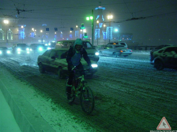 Еще велосипедистка. И кто сказал, что в Петербурге нельзя ездить на велосипеде зимой?