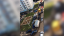 «Через нас едут транзитом»: жители 18 км борются с пробкой во дворе из-за закрытия Волжского шоссе