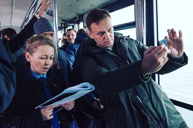В аэропорту Навального встретила прокуратура