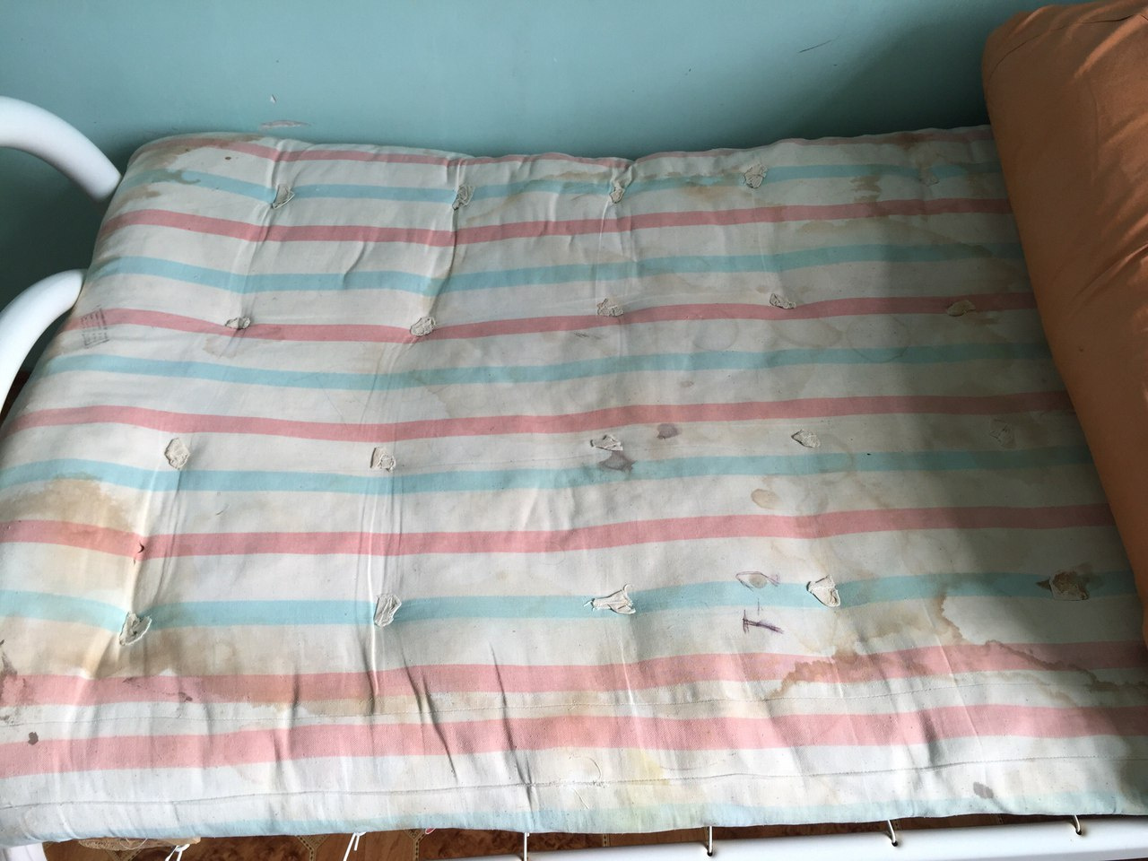 Кровать застеленная клеенкой