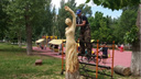 Старый тополь в парке Победы превратили в двухметровую фигуру девушки