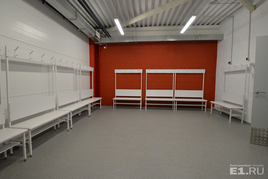 В комплексе много раздевалок.
В комплексе много раздевалок.