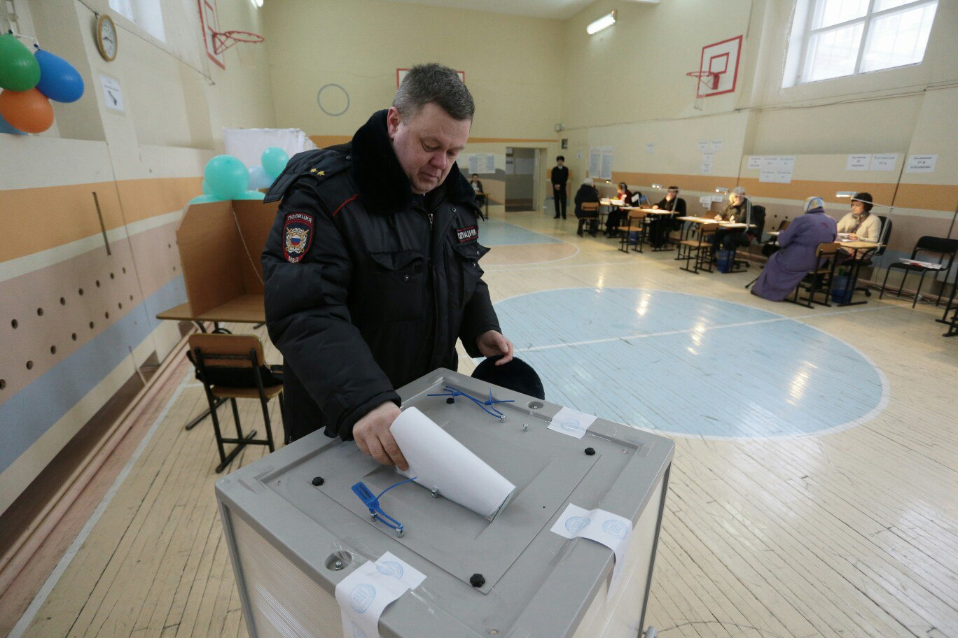 Стражи правопорядка проголосовали на участках в первую очередь Стражи правопорядка проголосовали на участках в первую очередь
