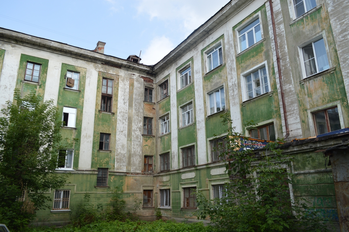 Ул куйбышева 68. Аварийные дома СПБ. Аварийные дома Санкт-Петербурга с фото. Аварийное состояние здания. Фото Уральской 110.