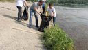 Сотрудники «Ростовводоканала» очистили от мусора берег Ростовского моря