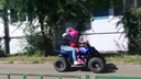 В Ярославле школьник гонял на квадроцикле с маленьким ребенком