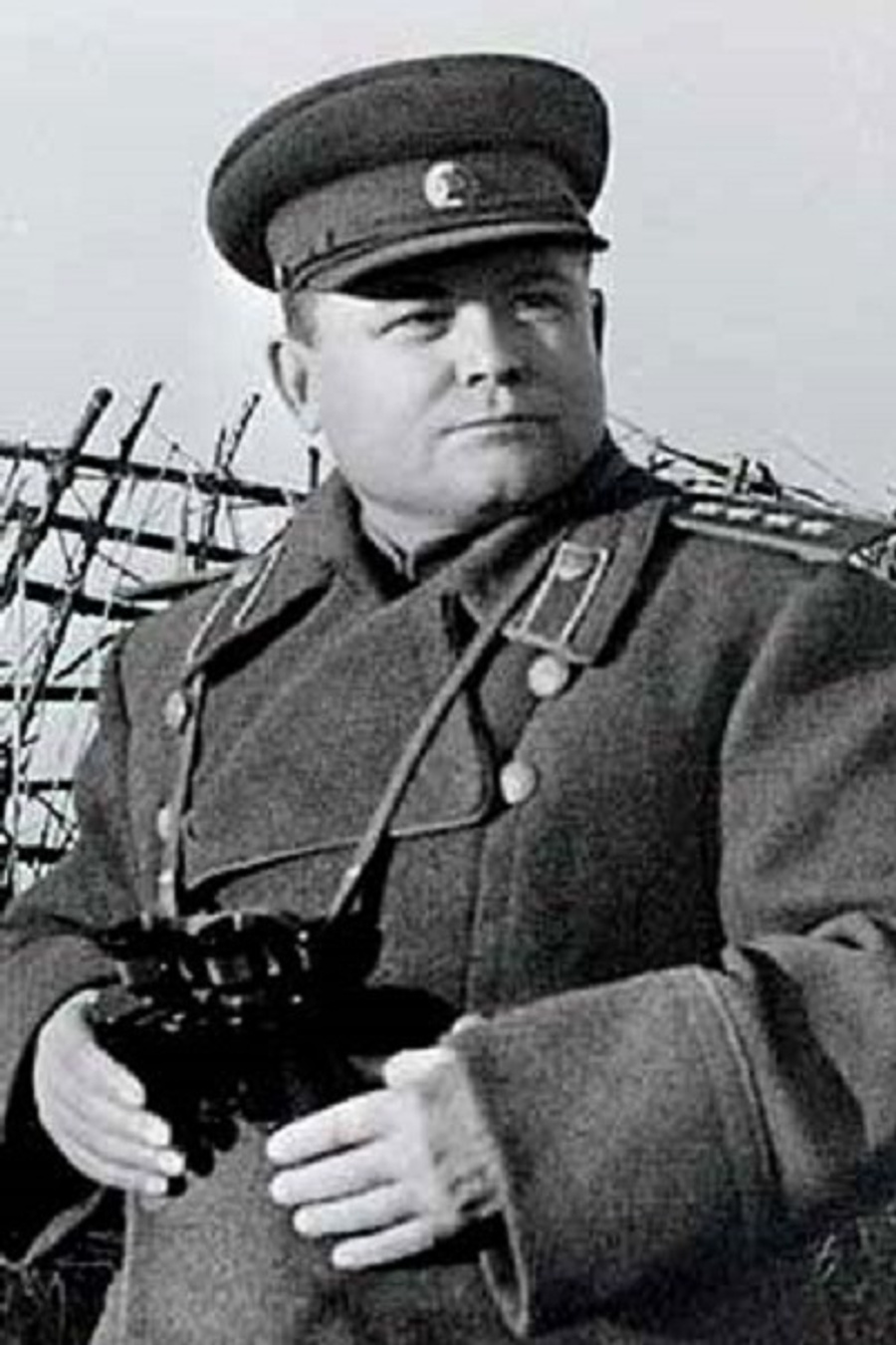 А вот вам для сравнения фото Николая Ватутина. А вот вам для сравнения фото Николая Ватутина.