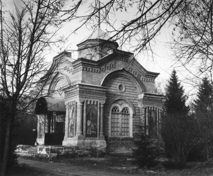 Часовня в парке.